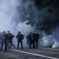 Povređeno najmanje deset policajaca u sukobima sa maskiranim napadačima u Limožu