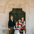 Princ Filip i princeza Danica sa decom obukli srpsku narodnu nošnju na Kraljevskom Dvoru: „Povratak tradiciji je put u…