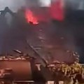 Snimak iz Beočina kao iz horor filma: Izbio veliki požar, vatra progutala kuću! Krov propao, vatrogasci se bore sa vatrenom…