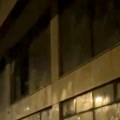 Demonstranti demolirali i druge prostorije u SNS: Haos u Novom Sadu, bacaju petarde na kordon policije (foto, video)