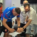 Autogram Zvezdinog trenera kiparskom novinaru