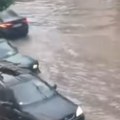 (Video) Kragujevac pod vodom! Užasne scene nakon jakog nevremena: Automobili zaglavljeni, ulicama teku bujice, vatrogasci se…