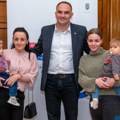 Од града златник: Градоначелник Зрењанина даровао девојчице које су рођене на Празник града