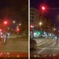 Motociklista prošao na crveno u Novom Sadu, usijale se mreže: "Voze kao da su besmrtni" (video)