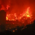 Nebo je postalo narandžasto u sred noći: Strašni prizori požara, hiljade ljudi ostalo bez domova (foto/video)