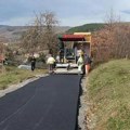 Puši se vreli asfalt u milanovačkim selima Završavaju se radovi na putnoj infrastrukturi, velika stvar za meštane