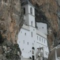 Veliko čudo uoči Vaskrsa u manastiru Ostrog: Žena ušla na štakama kod velikog sveca, izašla bez njih u suzama