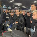 Momci iz "Lavine" sleteli u Beograd! Ne skidaju osmehe sa lica - svi gledaju u njih