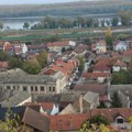 SNS aktivisti puštali muziku tokom 16 minuta tišine u Sremskim Karlovcima, uz "Srbija pobeđuje"