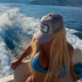"Često menjam silikone", naša pevačica se baškari na jahti u CG: Skinula se u bikini, pokazala ubitačan dekolte