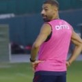 Dečak prešao hiljade kilometara kako bi zagrlio Salaha, a kada ga je Egipćanin video, nastala je emotivna scena! Koliko je ovo…