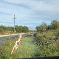 Oštećenja kolovoza i izlivanje kanalizacije u Kosmajskoj ulici u Velikim Crljenima: Meštani apeluju na hitnu sanaciju problema…