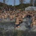 Novogodišnje kupanje u hladnom moru: Rekordnih 65.000 ljudi na tradicionalnom okupljanju u Holandiji