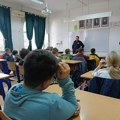 Šajkaške osnovce edukovali policajci i vatrogasci Đaci učili kako da se drže u vanrednim prilikama