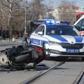 Mogao je da ga ubije! Snimljena jeziva nesreća u centru Beograda, vozač udario motociklistu i pobegao