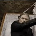 (Video) Pevač leži u mrtvačkom sanduku, pa ustaje iz rake: Morbidan snimak kruži društvenim mrežama: "Žalosno, zar vam…