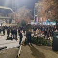 PROTEST “RUKE SU VAM KRVAVE” PROTEKAO BEZ INCIDENATA, UPUĆIVANE UVREDE – “SVAKA LAVINA KREĆE OD PAHULJE”