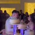 (Foto) pet torti, beli dim prekrio salu: Oženio se pevač o čijem skandalu i danas bruji javnost: Napravio gala svadbu, mlada…