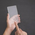 Uređaj u njenoj ruci je zbunio čitav internet VIDEO
