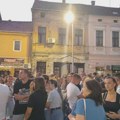 Protest ispred zgrade suda u Užicu zbog hapšenja maturanta osumnjičenog za napad na novinarku Informera