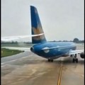 (Video) Sudar dva aviona na pisti! Boing je prepolovio krilo Erbasu, isplivali snimci: Skoro 400 ljudi hitno evakuisano!
