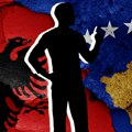 Šok scena u Prištini: Muškarac u centru grada raširio albansku, a onda gazio zastavu lažne države Kosova