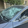 FOTO, VIDEO Jutro posle nereda u Novom Sadu: Razbijena vozila, "Čistoća" uređuje prostor kod prostorija SNS