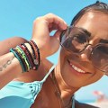 Žena našeg pevača u ubitačnom tigrastom bikiniju, grudi jedva obuzdala Popustile joj kočnice! Od rasnih oblina boli glava