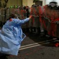 Pala krv na protestima u peruu Gen Z blokaderi prave haos po ulicama, i u Limi polivaju crvenu farbu