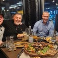 Naser Orić za stolom sa Lukasom i Šerifom Konjevićem. Folker se zajedno sa timom odmah oglasio!