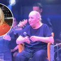 Vesna Zmijanac sedi na stolici, puši i pije tokom nastupa: Šok snimak pevačice se širi mrežama