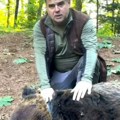 Duško drži medveda za gušu, glava mu kao tri ljudske! Evo šta se krije iza snimka koji šokira javnost