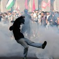 Ženeva pod opsadom policije zbog protesta protiv G7: Razbijeni prozori banke, zapaljen salon Tesle