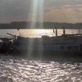(Video) Kruzer pun putnika se nasukao na Dunavu: Male šanse da se uskoro pomeri, zarobljeno još 15 brodova