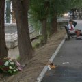 Građani Kraljeva ostavljaju cveće i igračke i pale sveće na mestu stradanja devojčice: Biće proglašen i dan žalosti