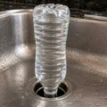 Već danas stavite plastičnu flašu sa vodom naopako u odvod sudopere - evo zašto