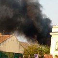 (Foto) Gust, crni dim prekrio nebo! Veliki požar u fabrici u Krnješevcima: Prizor je jeziv