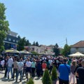 U Leposaviću protest zbog hapšenja Srba: Je li naša sloboda bodljikava žica?