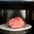 Velika greška koju pravimo kada odmrzavamo meso u mikrotalasnoj