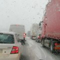 Oprez u vožnji - zbog kiše mogući odroni, sneg na kolovozu u Ivanjici