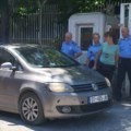 Narod se skuplja ispred Policijske stanice u Kosovskoj Mitrovici: Nezadovoljstvo zbog brutalnog privođenja (FOTO/video)