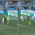 Au, golmane, da li je moguće?! Da li je ovo najbizarniji autogol ikada?