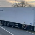 Стравичан призор на месту несреће код Лазаревца: Камион излетео са пута, па завршио у дворишту