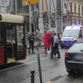 Horor u centru Beograda: Ženu udario auto dok je prelazila ulicu sa malim detetom (Foto)