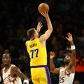 VIDEO Dončićeva magija za koš preko 231 cm visine, komentator samo uzviknuo „srećno“