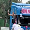 (Video) Kuma došla na šleperu, pa zapucala! "Prangijala" na svadbi drugarice: Ovo je i za Srbe previše