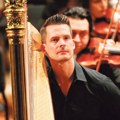 Virtuoz na harfi Gzavije de Mestr sa filharmoničarima