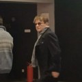 Bjelogrlić u crnini došao na komemoraciju, ne skida naočare: Prvi put u javnosti nakon što je osuđen