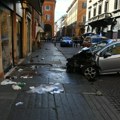 (Foto, video) Automobilom pokosio najmanje 12 pešaka Ženu priklještio uz izlog prodavnice, moraju da joj amputiraju noge…