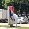 Monarhisti u Vranju uklanjaju plakate “Srbija pobeđuje” (video)